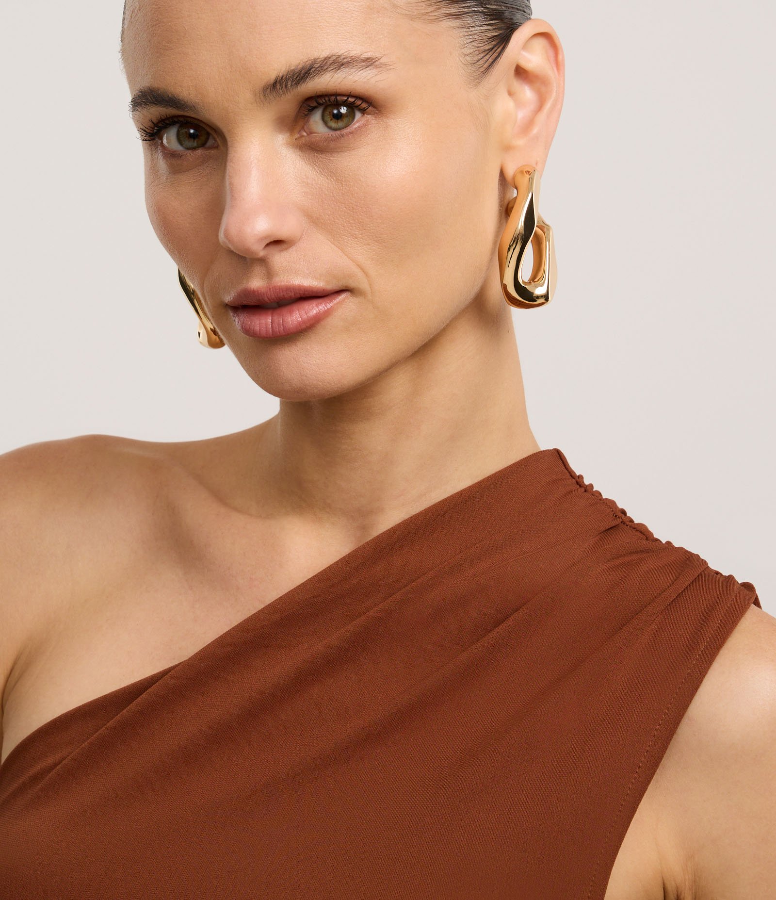 Vestido Longo Ombro Só em Microfibra com Recorte Diagonal Marrom 5