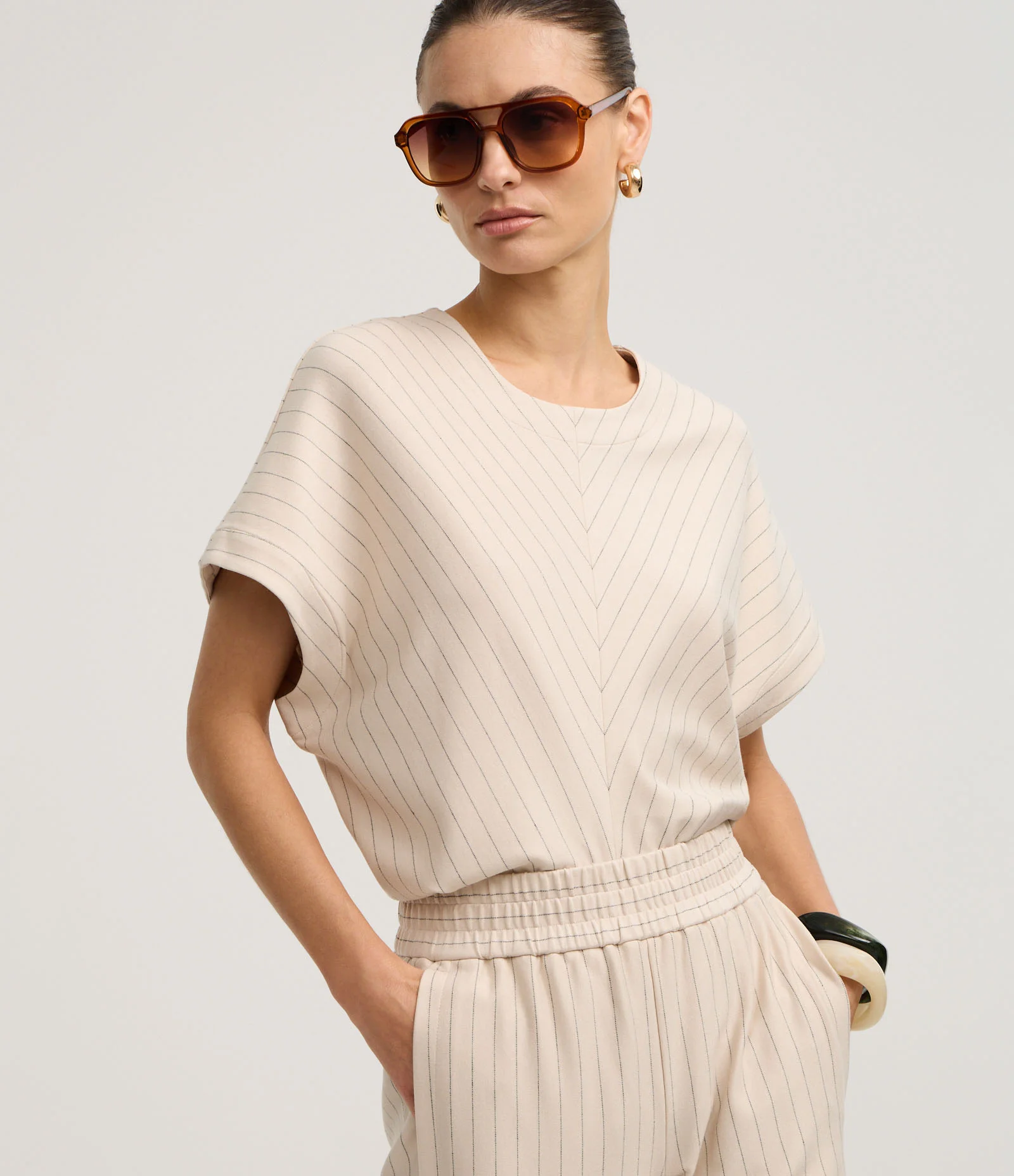Blusa em Ponto Roma com Listras Risca de Griz e Pregas Bege 1