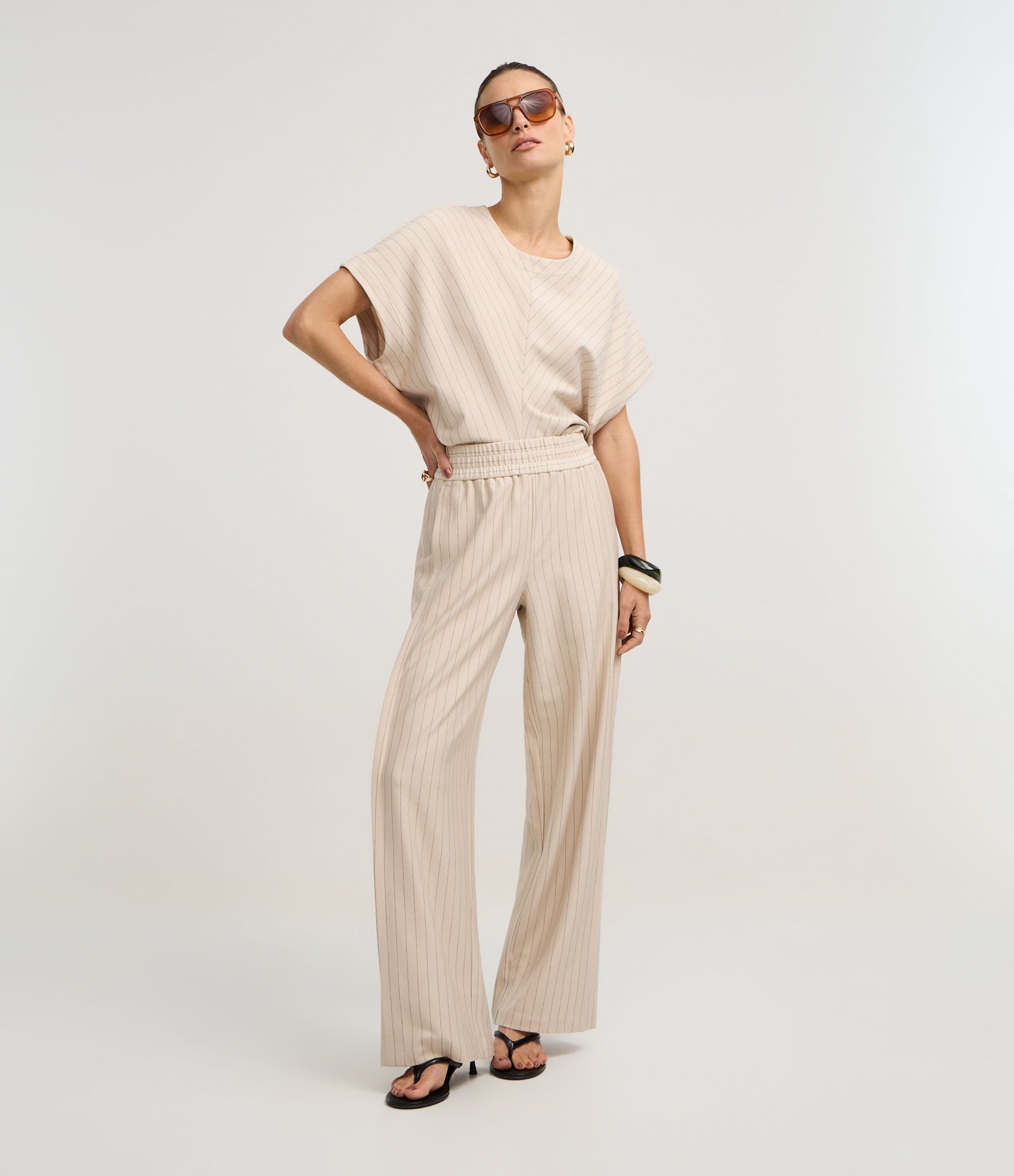 Blusa em Ponto Roma com Listras Risca de Griz e Pregas Bege 2