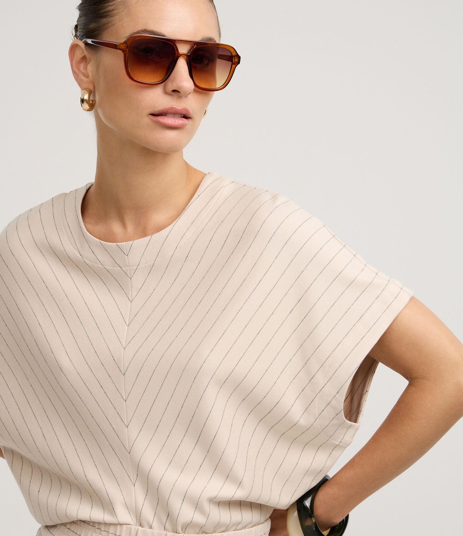 Blusa em Ponto Roma com Listras Risca de Griz e Pregas Bege 3