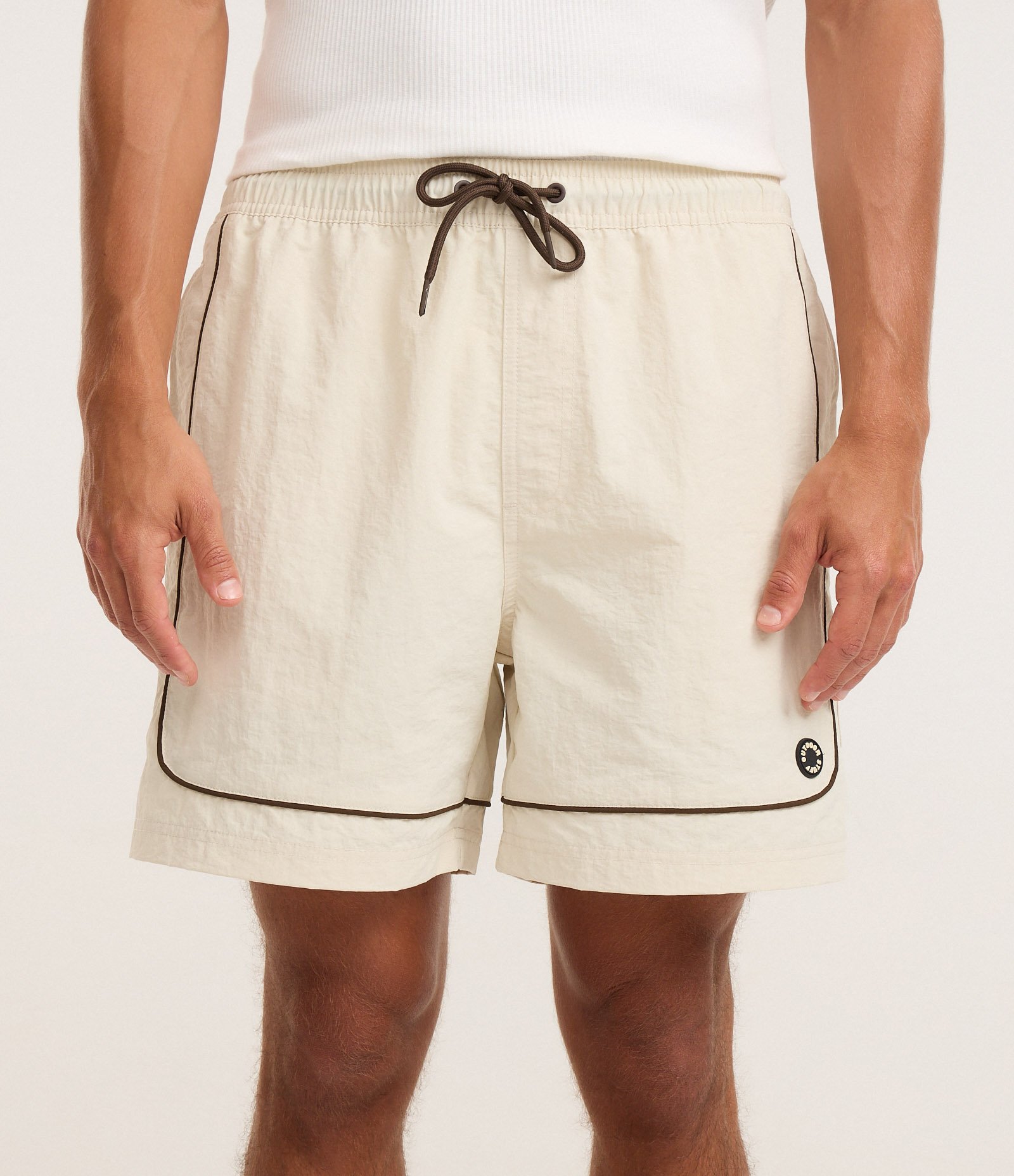 Bermuda Tecnológico Liso com piping contrastante Bege Claro 2