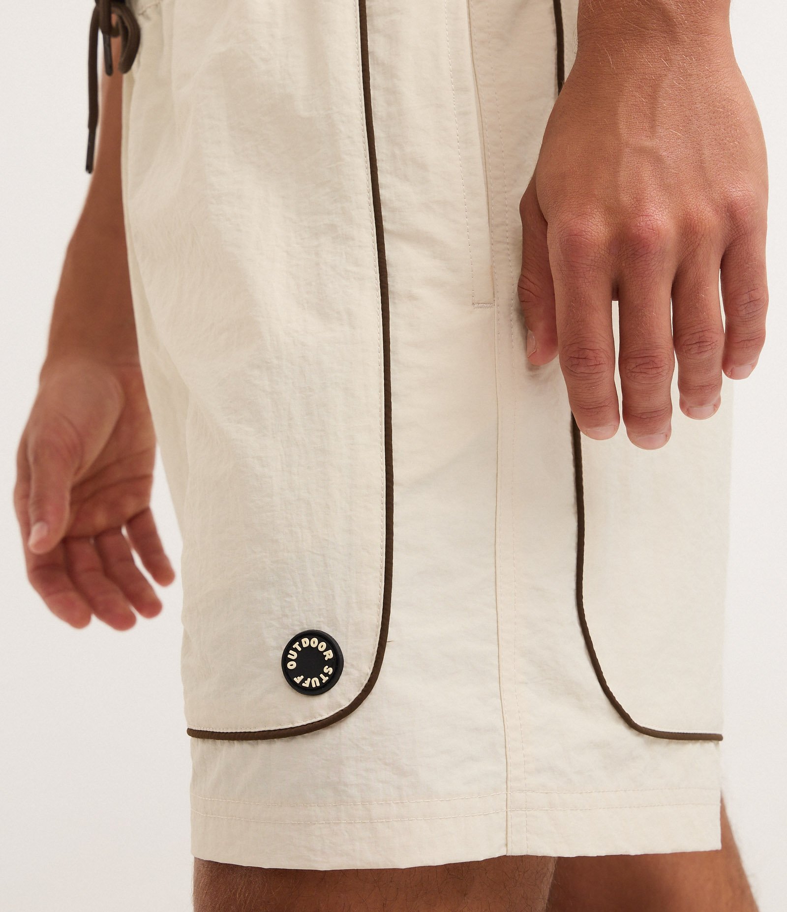 Bermuda Tecnológico Liso com piping contrastante Bege Claro 3