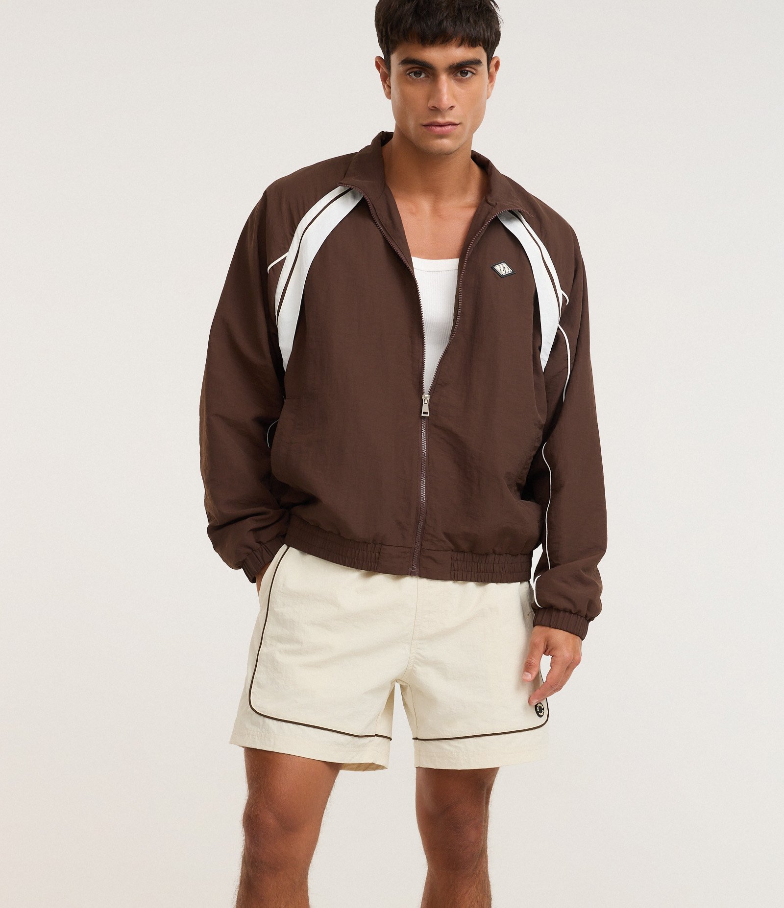 Bermuda Tecnológico Liso com piping contrastante Bege Claro 4