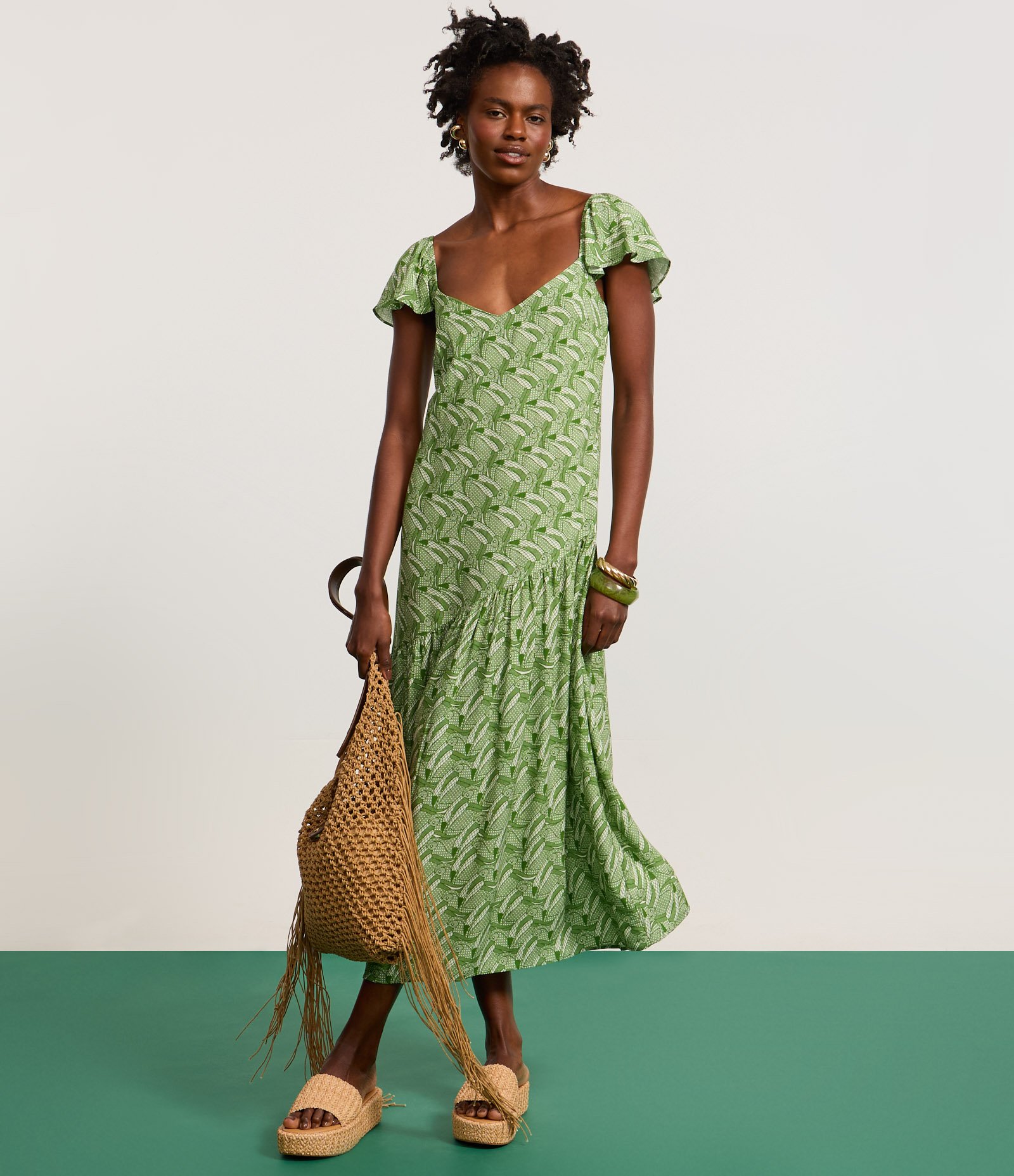 Vestido Longo em Chalis com Estampa de Tucanos e Babado Assimétrico Verde 4