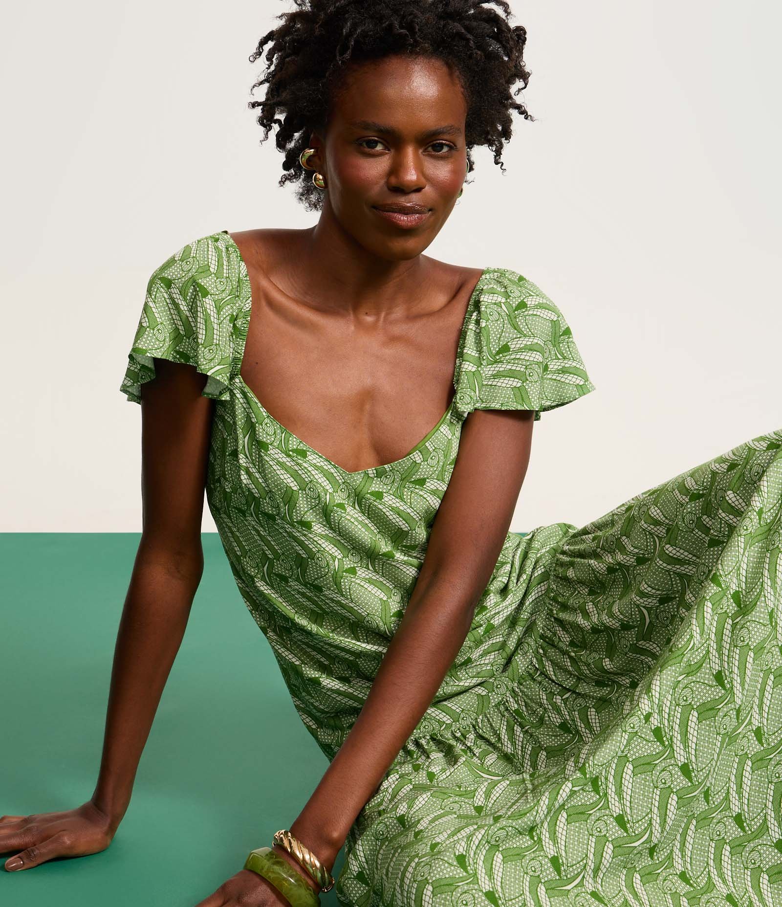 Vestido Longo em Chalis com Estampa de Tucanos e Babado Assimétrico Verde 5