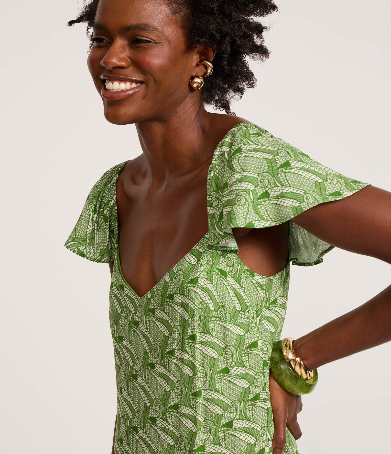 Vestido Longo em Chalis com Estampa de Tucanos e Babado Assimétrico Verde 3