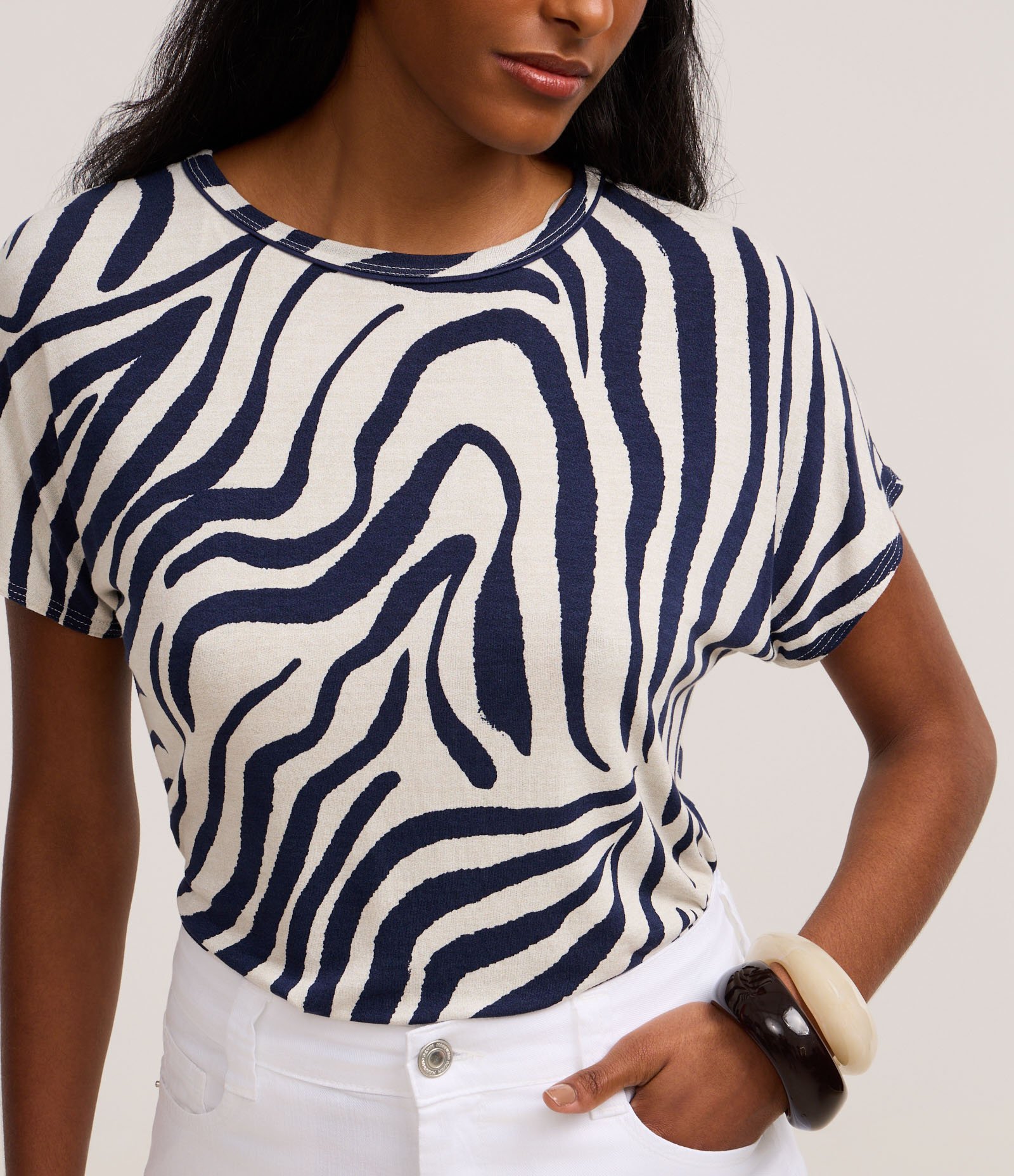 Blusa em Viscose com Estampa Zebra e Gola Redonda Azul/Off White 4