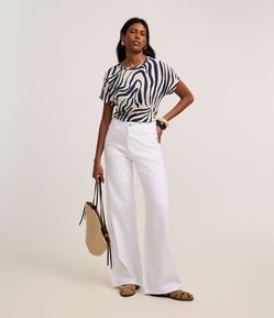 Blusa em Viscose com Estampa Zebra e Gola Redonda