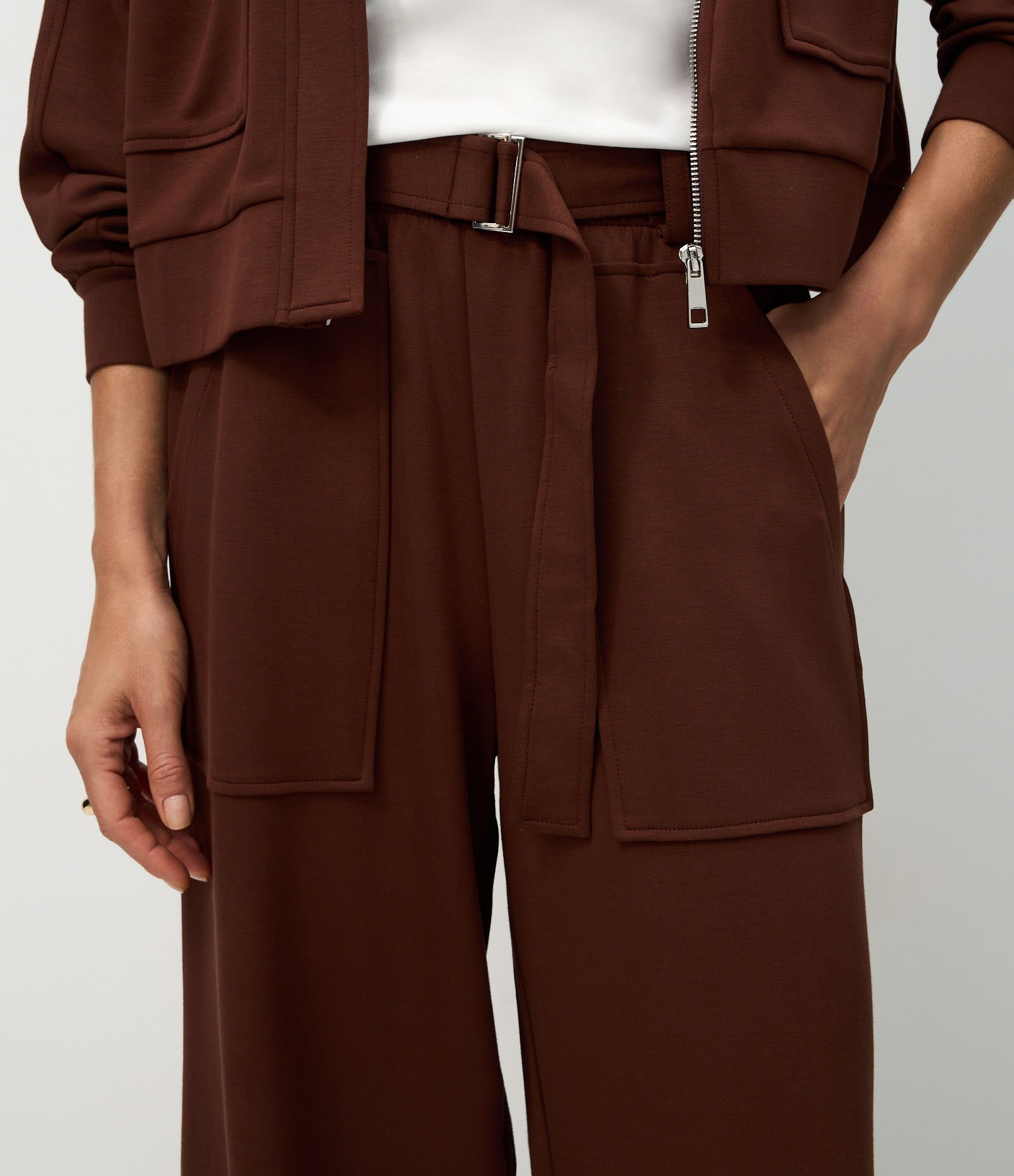 Calça Wide Cintural Alta em Modal com Bolsos e Faixa de Amarração Marrom Terra 3