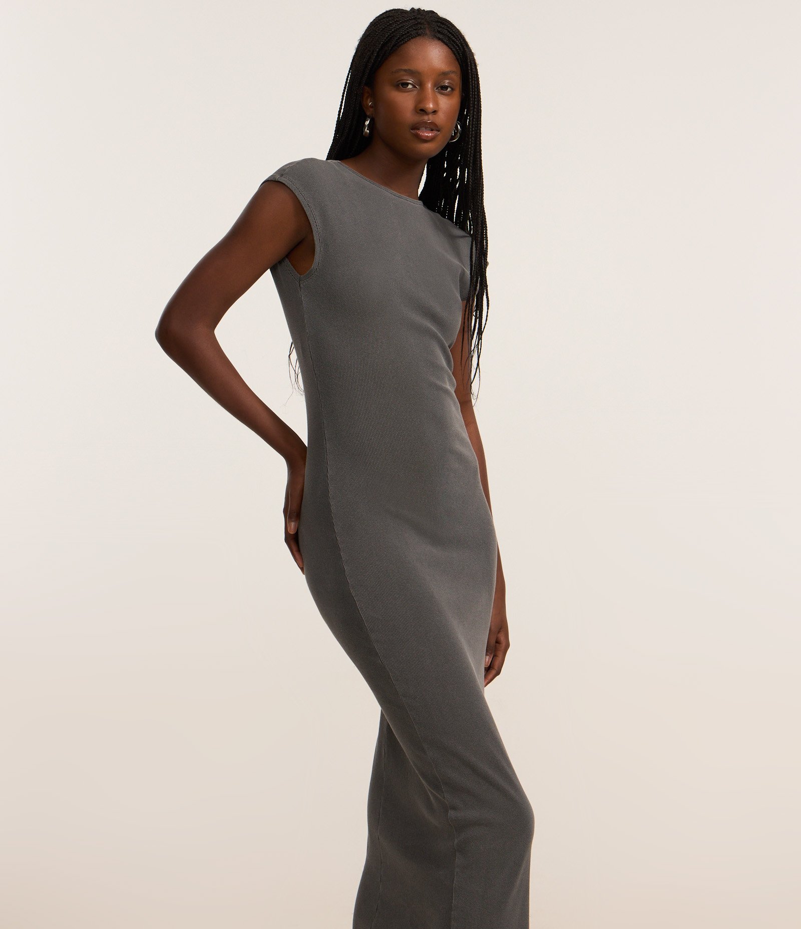 Vestido Long Midi Canelado em Ribana com Costas Abertas Cinza 3