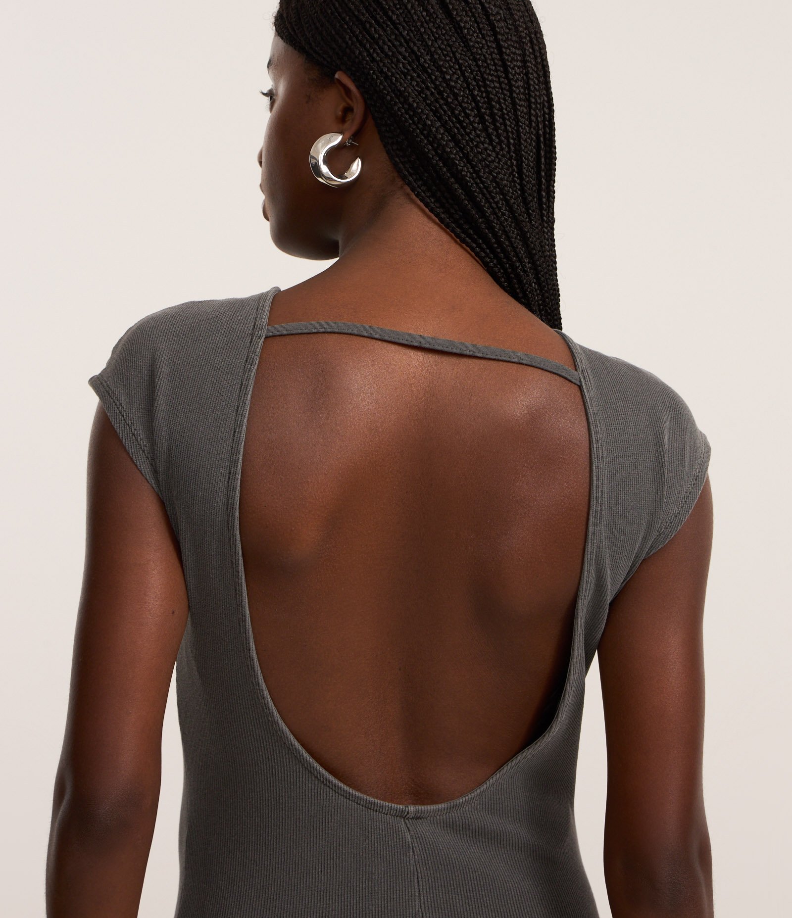 Vestido Long Midi Canelado em Ribana com Costas Abertas Cinza 5