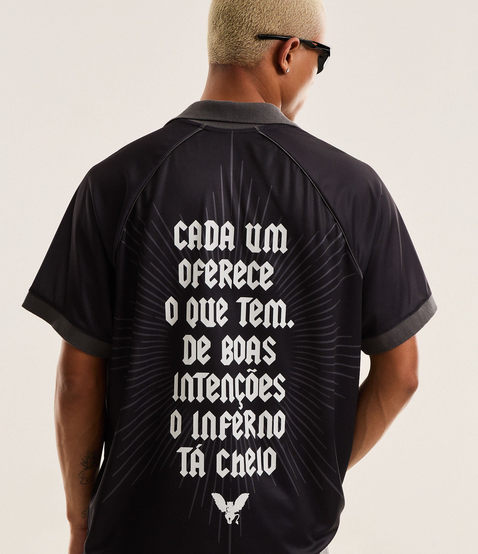 Camisa Polo Oversized com Estampa Lettering Cada Um Oferece O Que Tem Veigh Preto 3