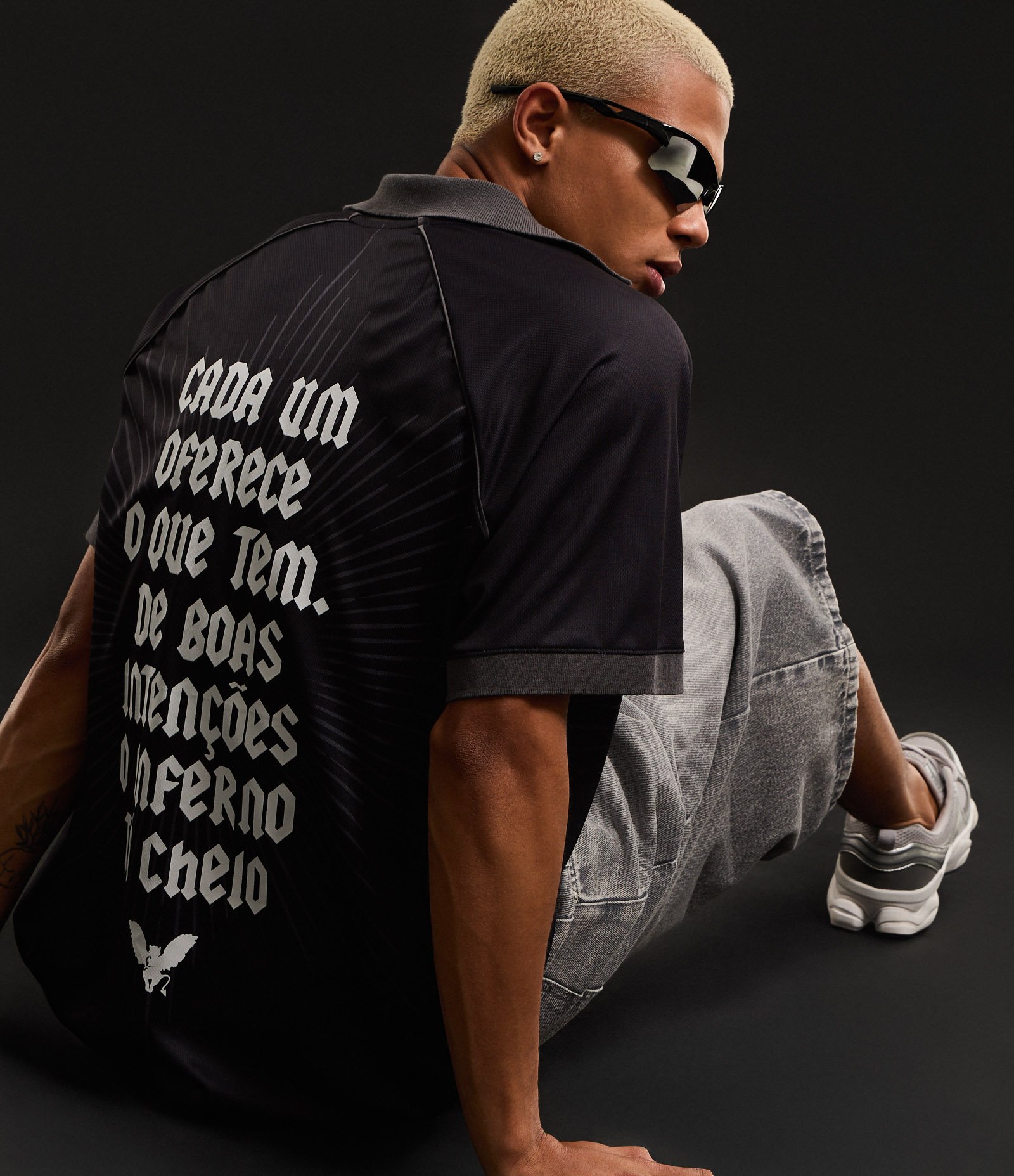 Camisa Polo Oversized com Estampa Lettering Cada Um Oferece O Que Tem Veigh Preto 6