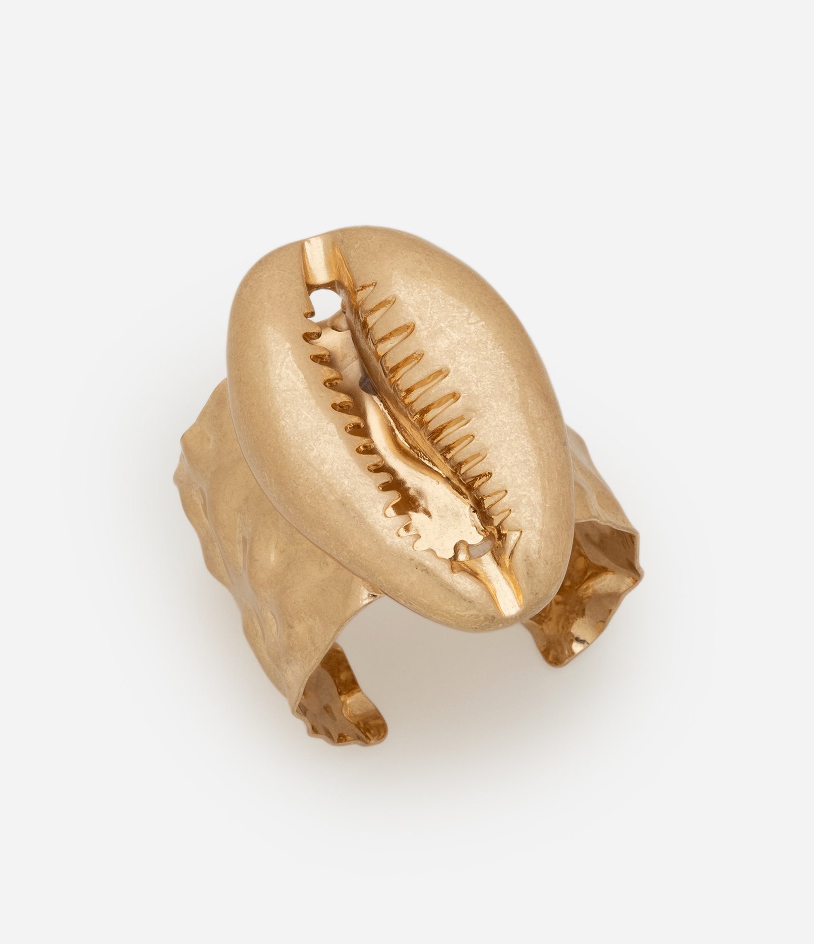 Bracelete Rígido com Abertura e Aplicação de Búzio Dourado 3