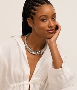 Colar Gargantinha Rígido com Textura Serpente e Efeito Envelhecido