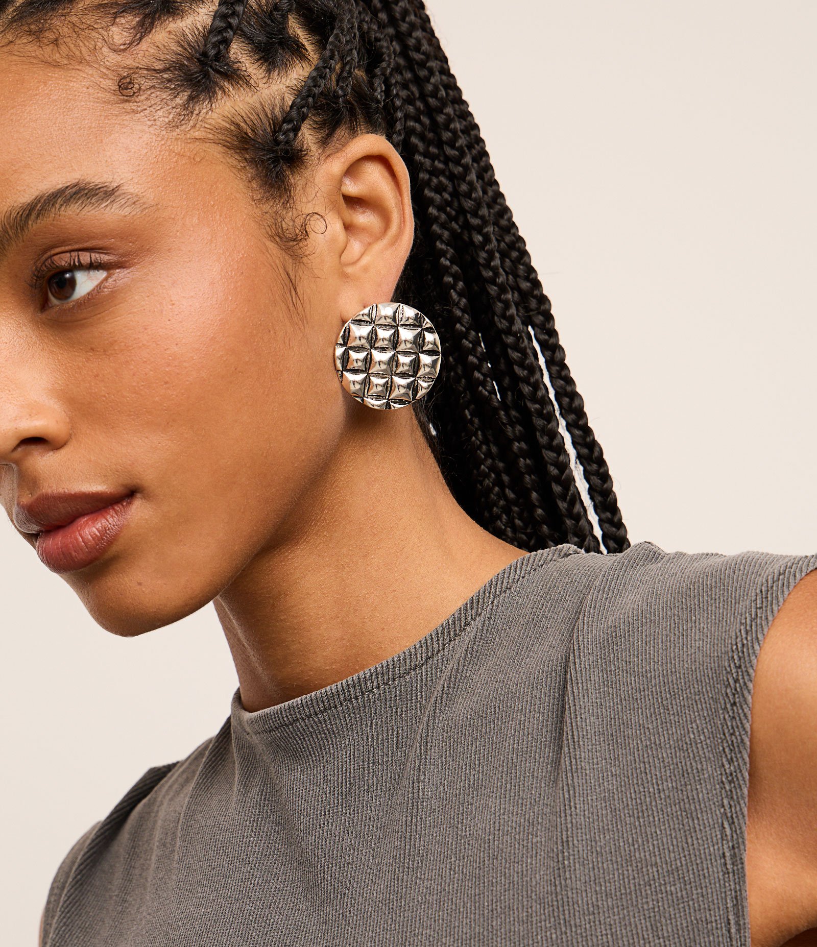 Brinco Botão em Metal com Textura de Serpente e Efeito Envelhecido Prata 4