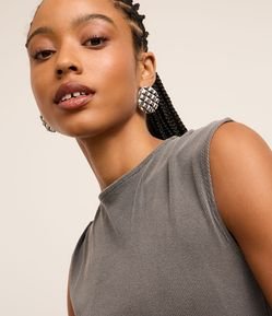 Brinco Botão em Metal com Textura de Serpente e Efeito Envelhecido