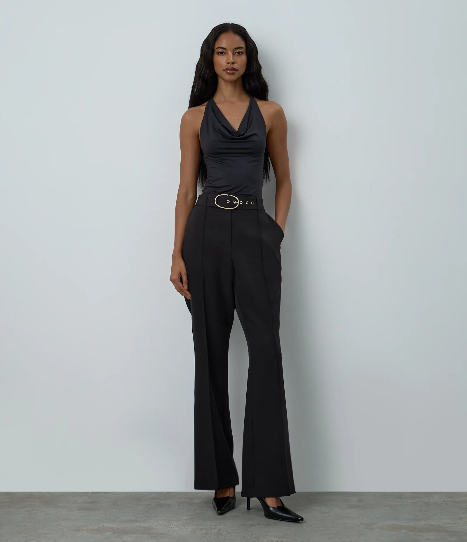 Calça Flare Alfaiataria com Cinto em Fivela Preto 1