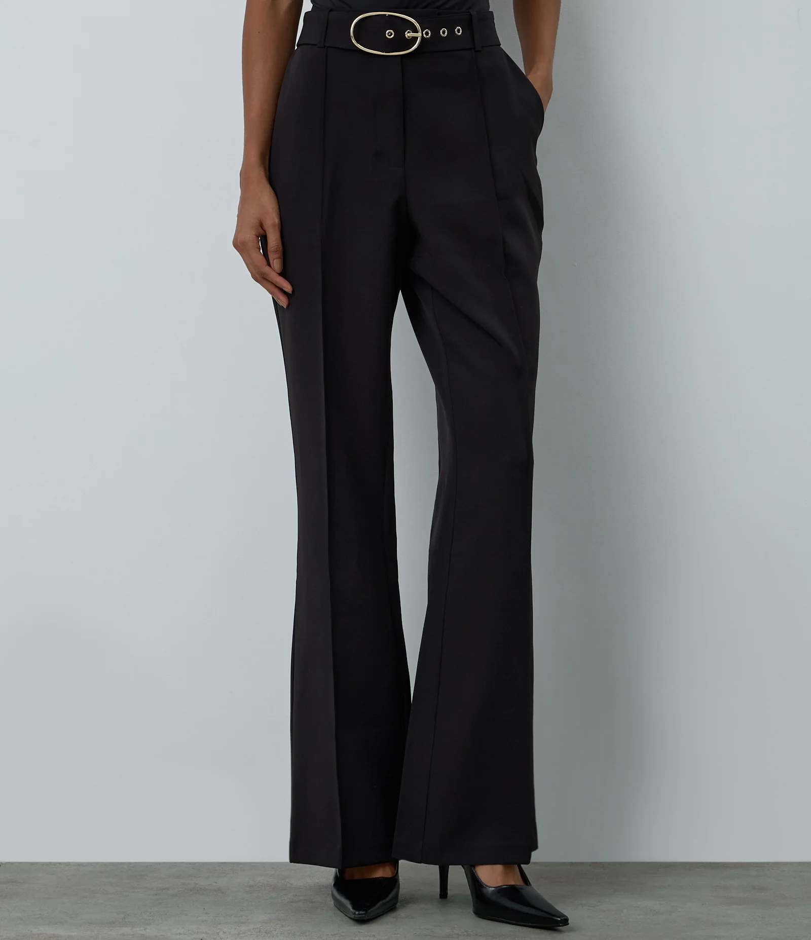 Calça Flare Alfaiataria com Cinto em Fivela Preto 2