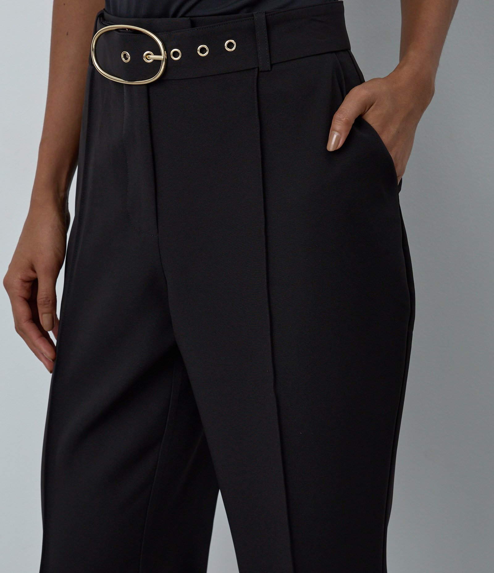 Calça Flare Alfaiataria com Cinto em Fivela Preto 3