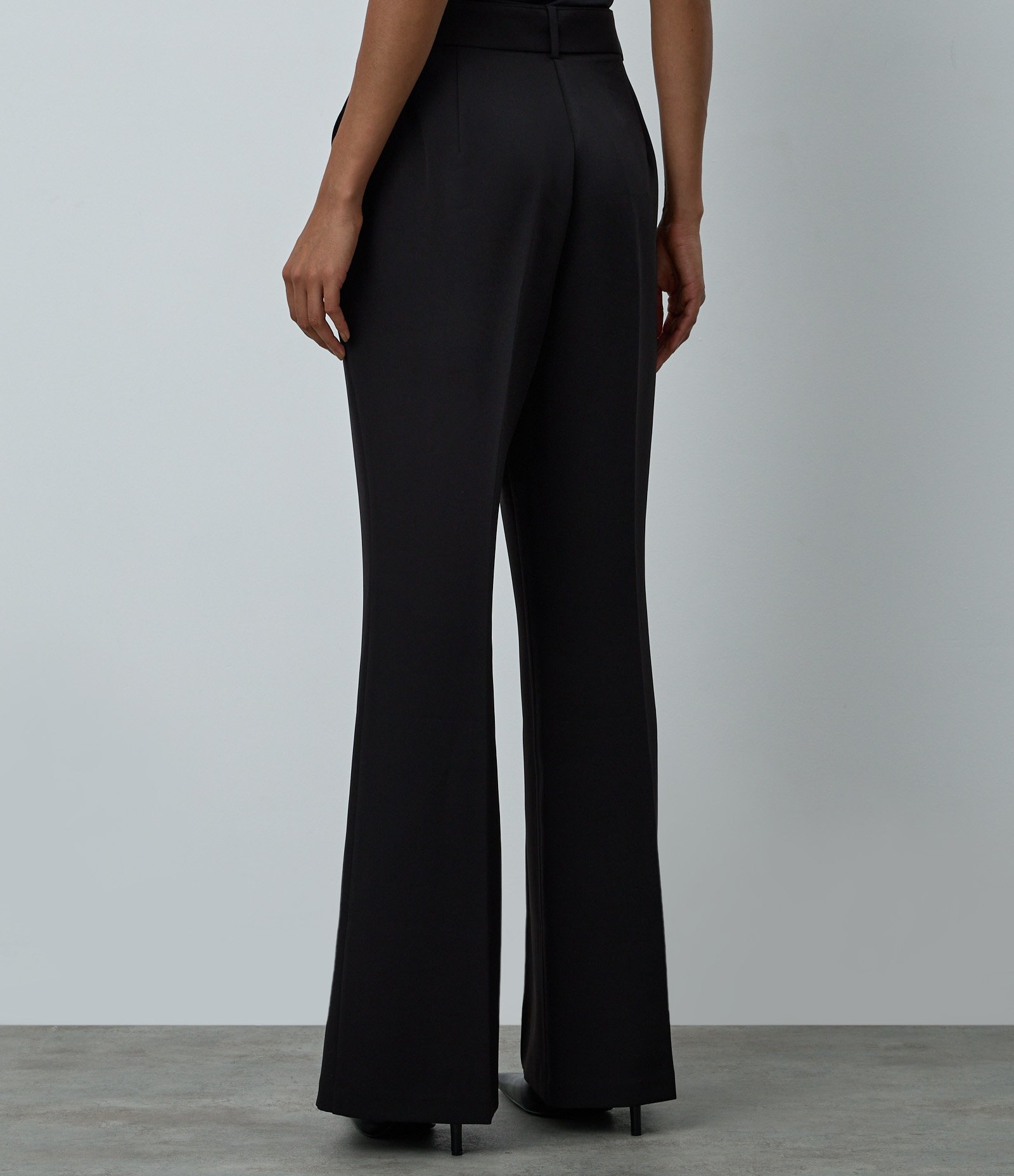 Calça Flare Alfaiataria com Cinto em Fivela Preto 4