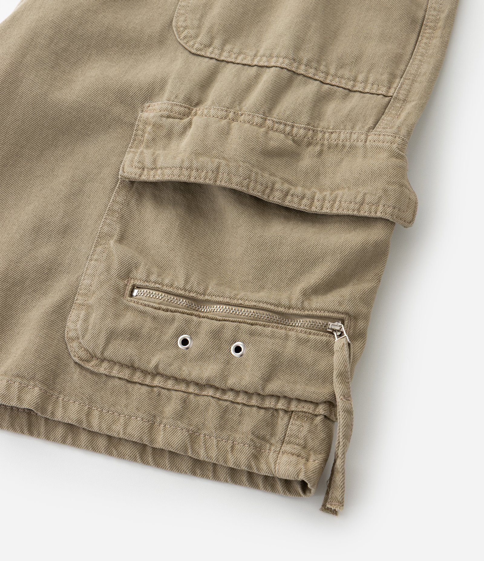 Bermuda Baggy em Sarja com Bolso Cargo e Detalhes de Ilhós Marrom Claro 4