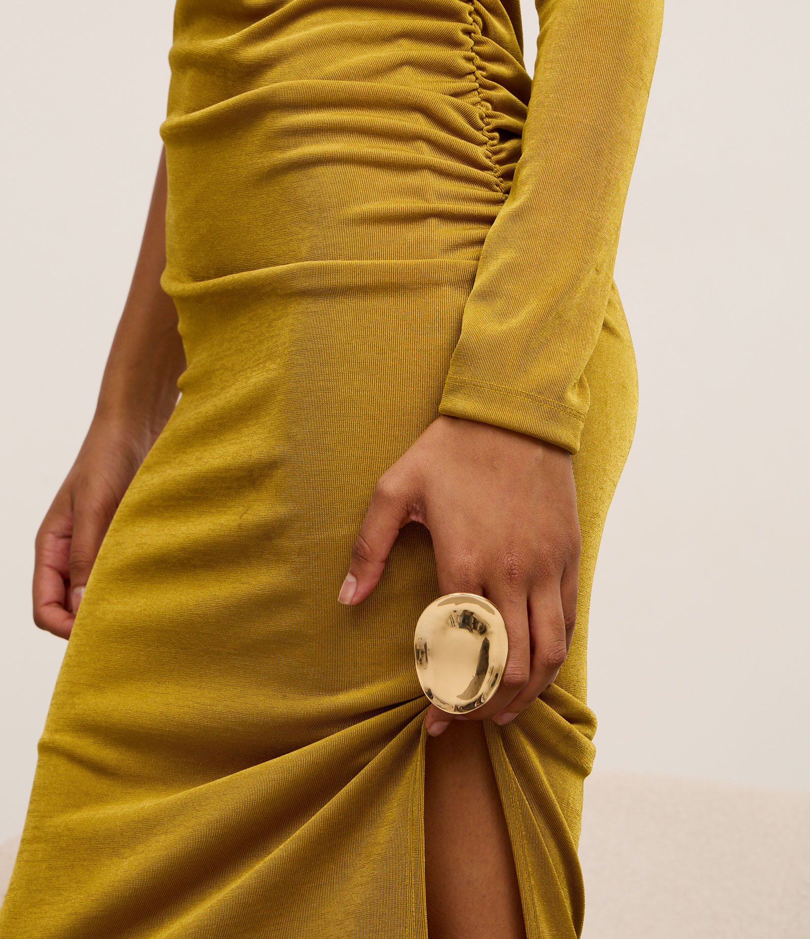 Maxi Anel Chapa com Efeito Martelado Dourado 4