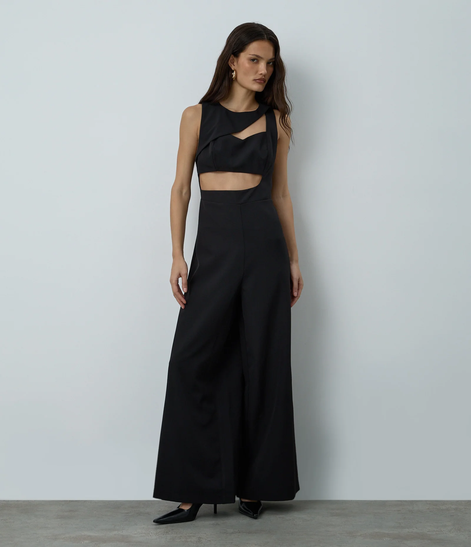 Macacão Pantalona em Alfaiataria com Recorte Frontal Preto 1