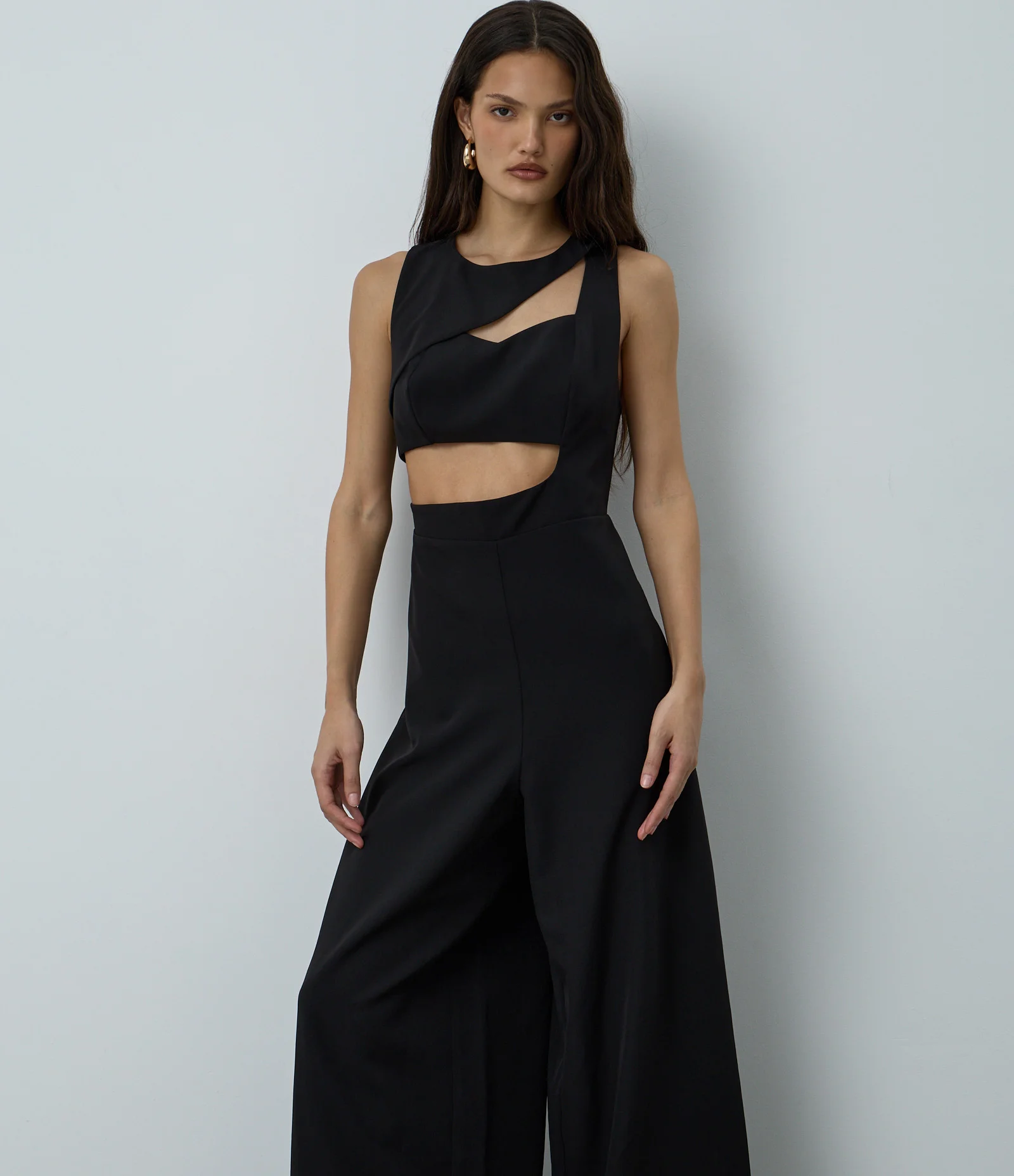 Macacão Pantalona em Alfaiataria com Recorte Frontal Preto 2