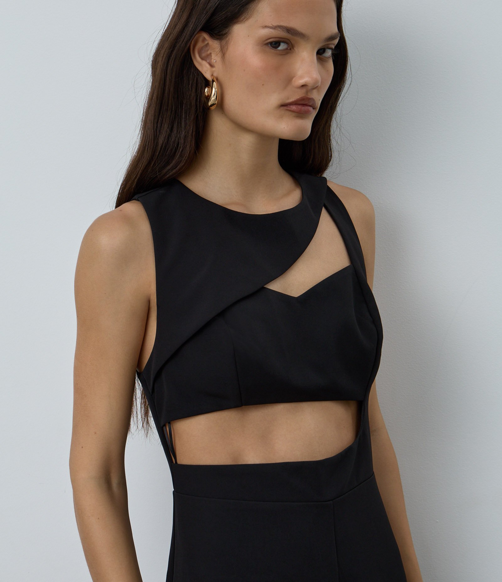 Macacão Pantalona em Alfaiataria com Recorte Frontal Preto 3