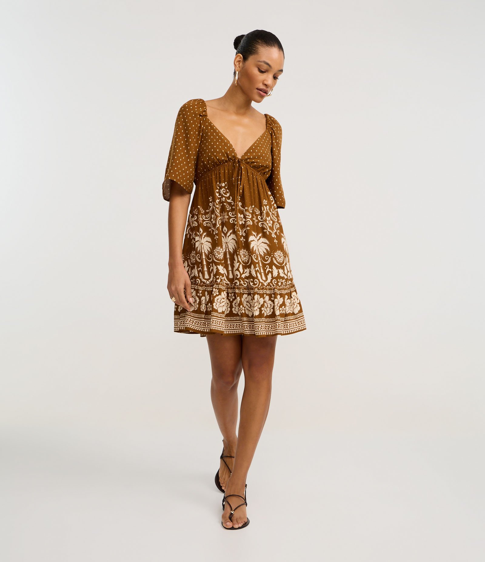 Vestido Evasê Curto em Viscose com Estampa Poá e Folhagem Marrom 1