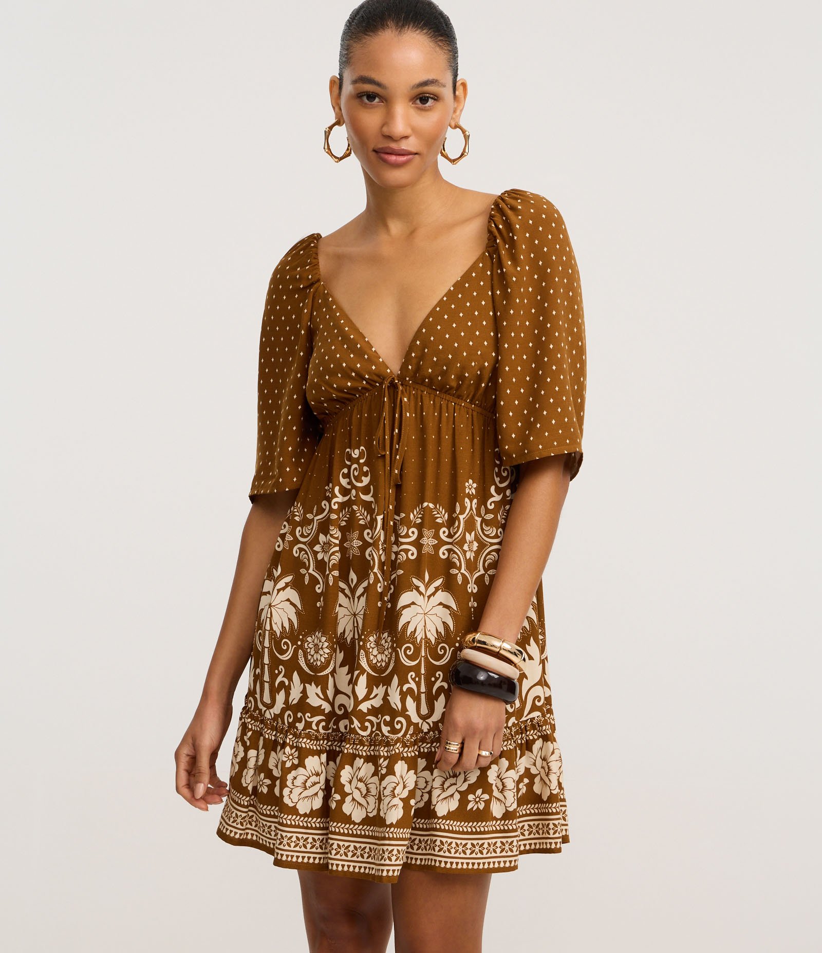 Vestido Evasê Curto em Viscose com Estampa Poá e Folhagem Marrom 2