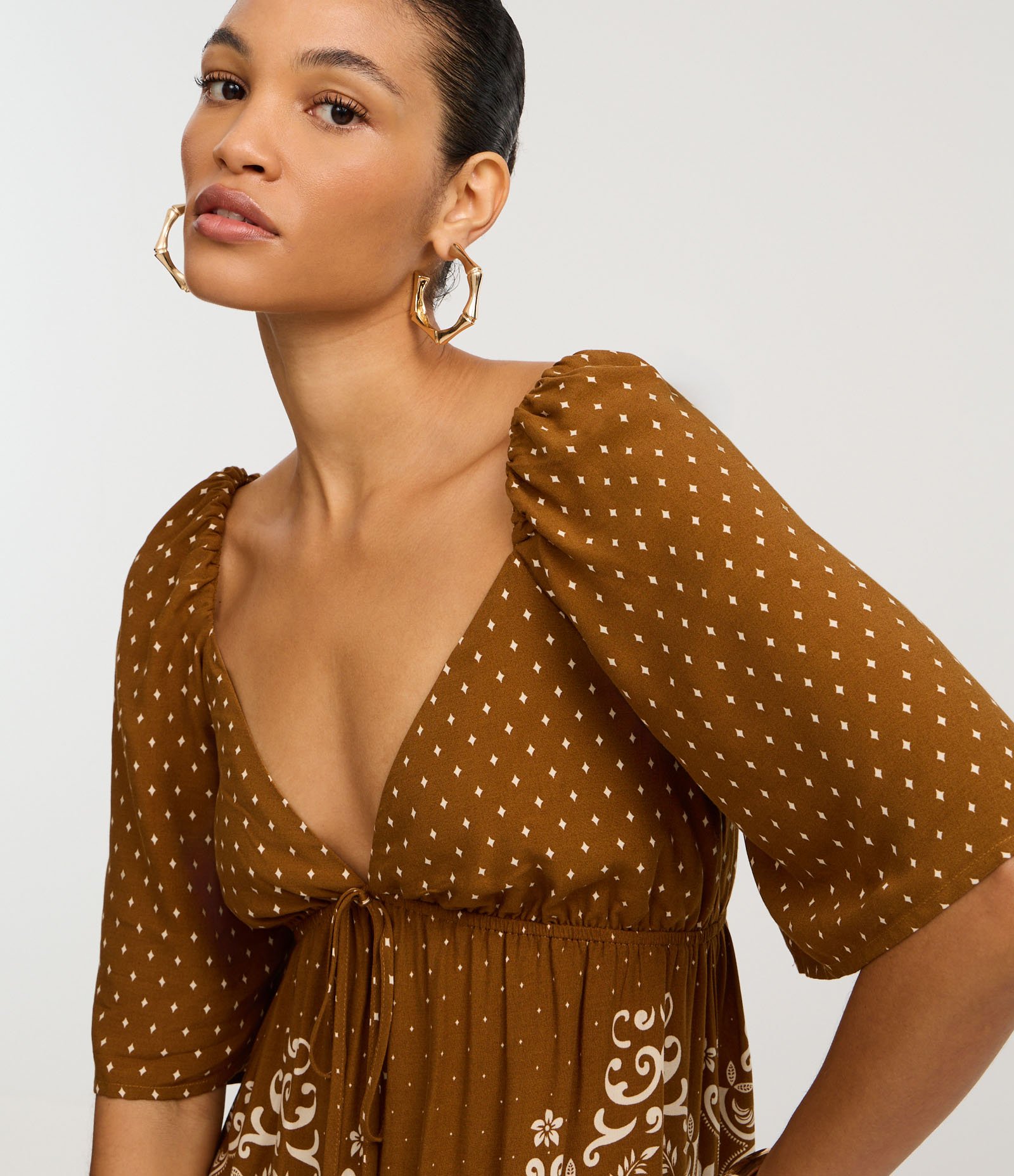 Vestido Evasê Curto em Viscose com Estampa Poá e Folhagem Marrom 3