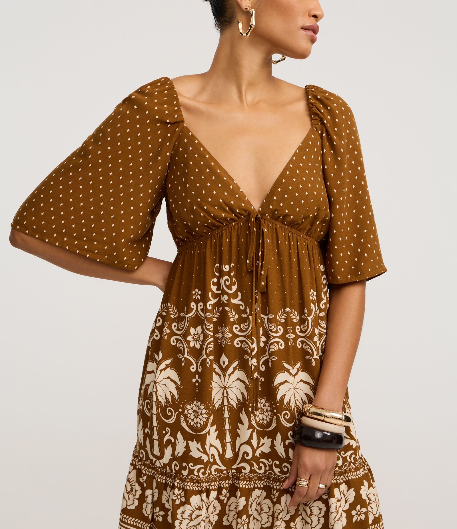 Vestido Evasê Curto em Viscose com Estampa Poá e Folhagem Marrom 4