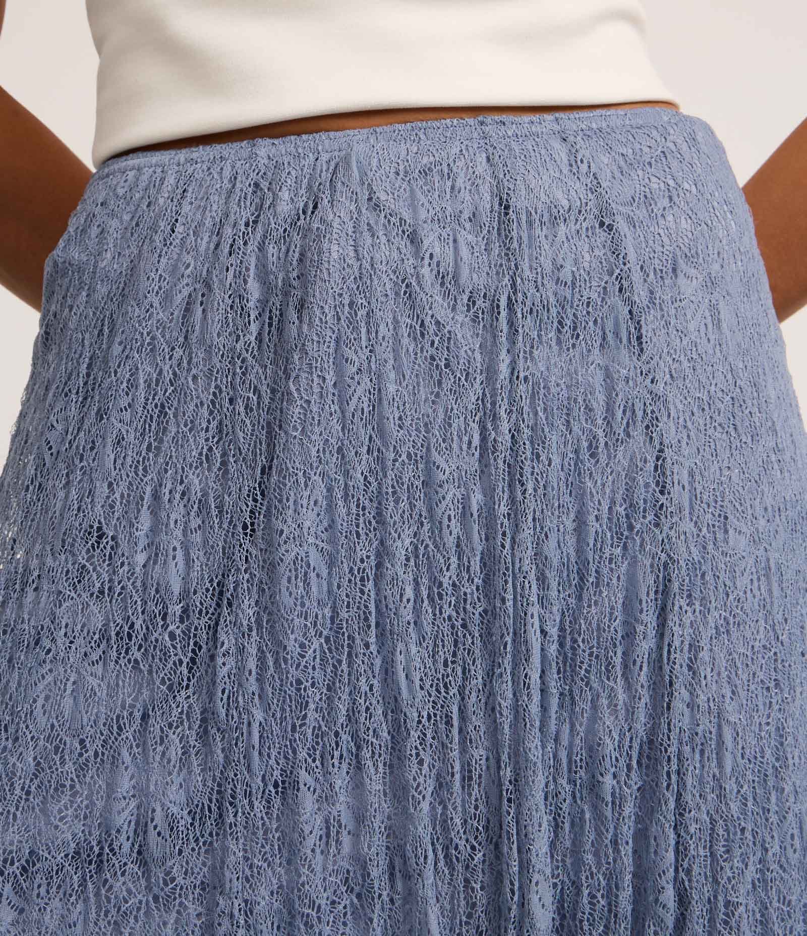 Saia Evasê New Midi em Renda com Forro Azul Acinzentado 4