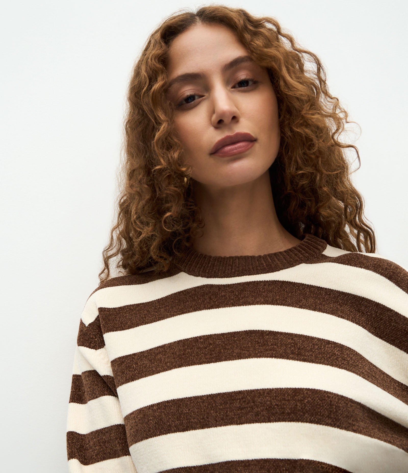 Suéter em Chenille com Estampa Listrada e Gola Redonda Marrom 9