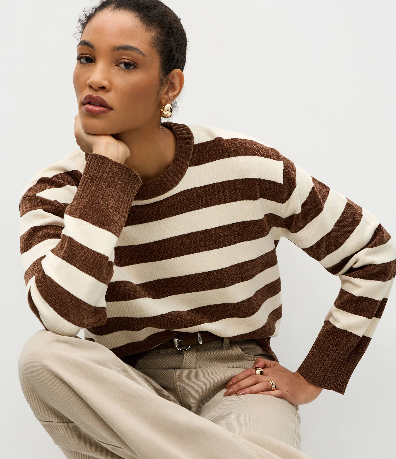 Suéter em Chenille com Estampa Listrada e Gola Redonda Marrom 1