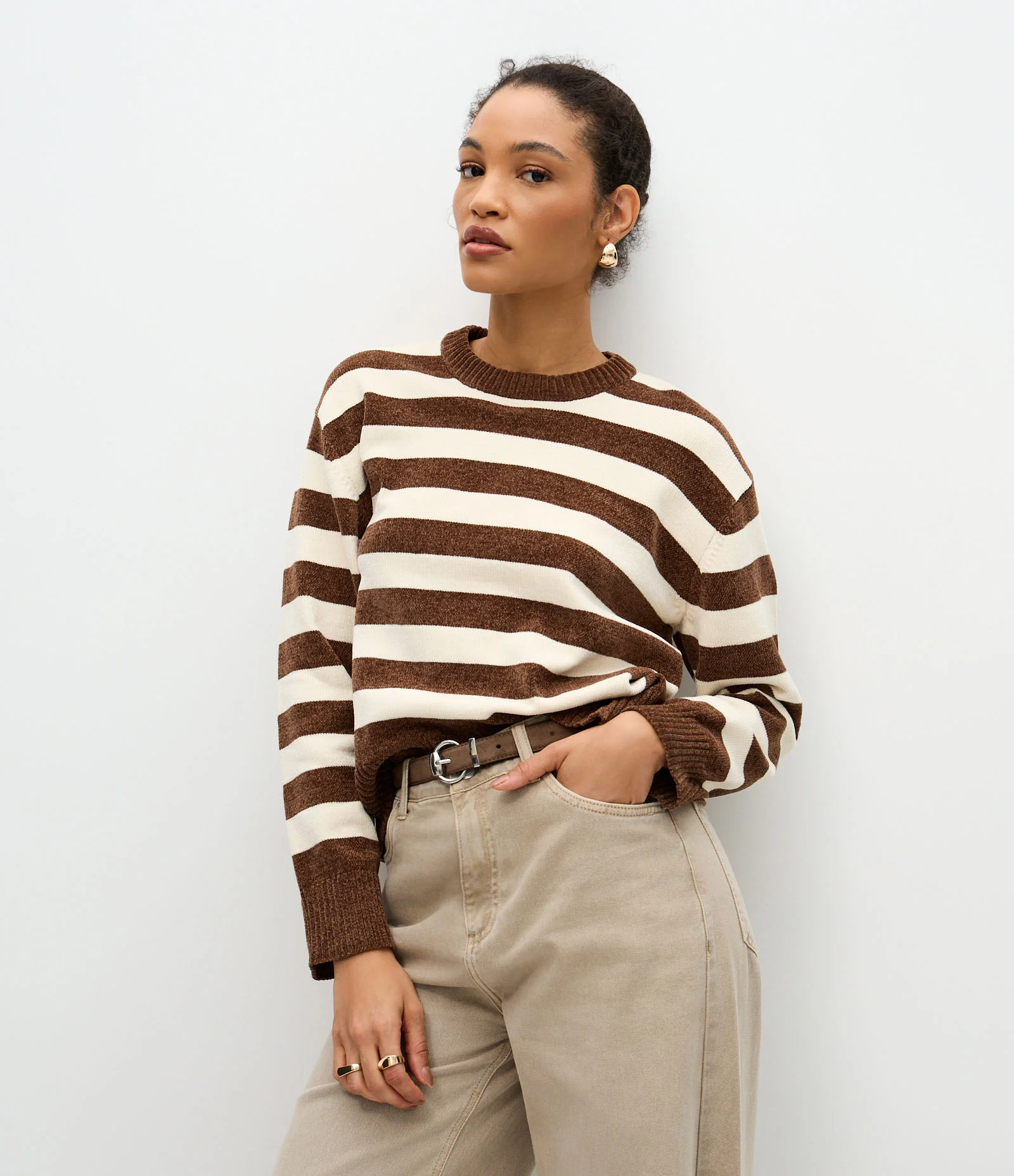 Suéter em Chenille com Estampa Listrada e Gola Redonda Marrom 2