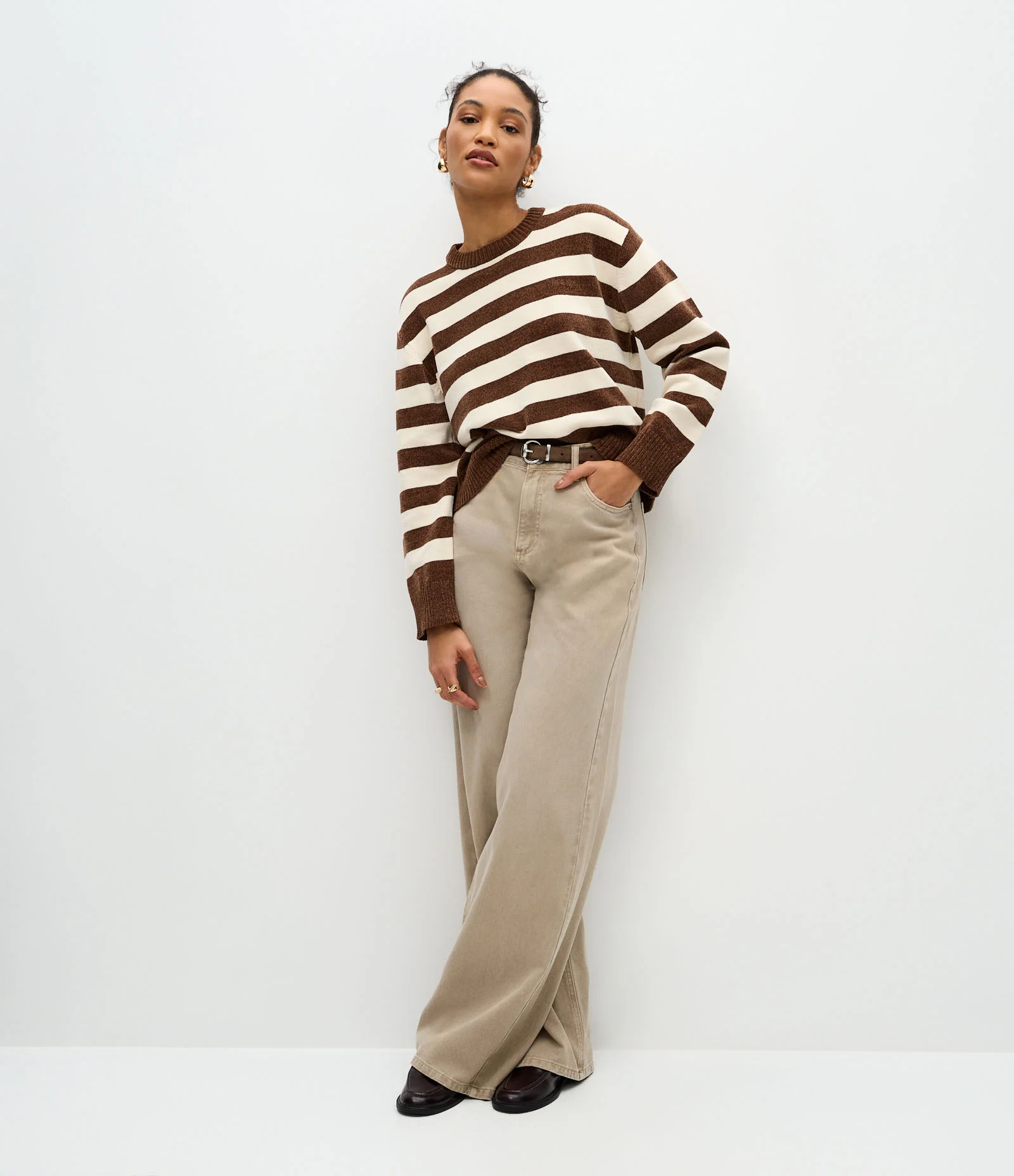 Suéter em Chenille com Estampa Listrada e Gola Redonda Marrom 3