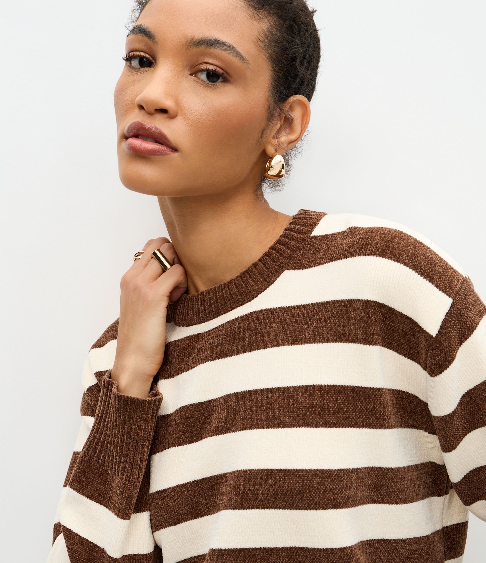 Suéter em Chenille com Estampa Listrada e Gola Redonda Marrom 4