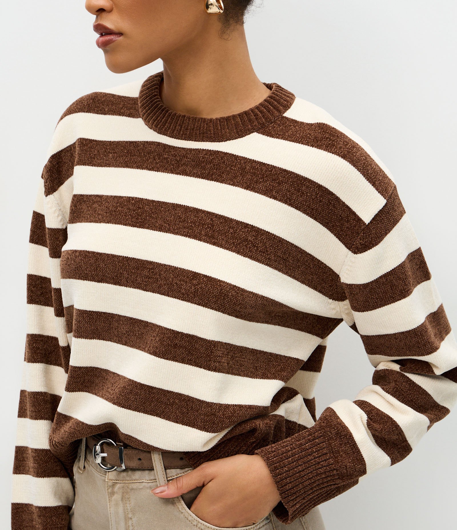 Suéter em Chenille com Estampa Listrada e Gola Redonda Marrom 5