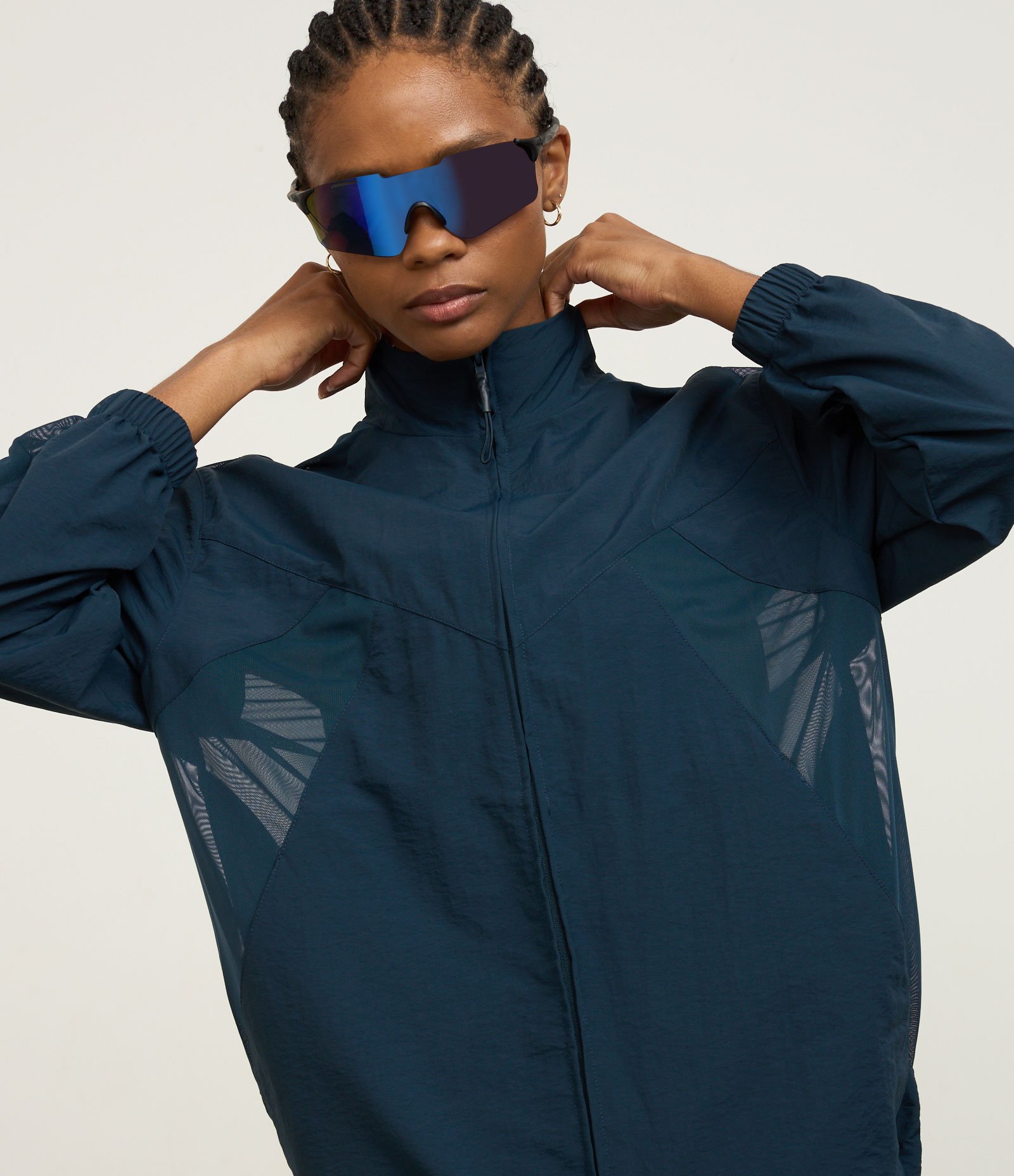 Jaqueta Corta Vendo Esportiva com Gola Alta e Recortes de Tule Azul 1