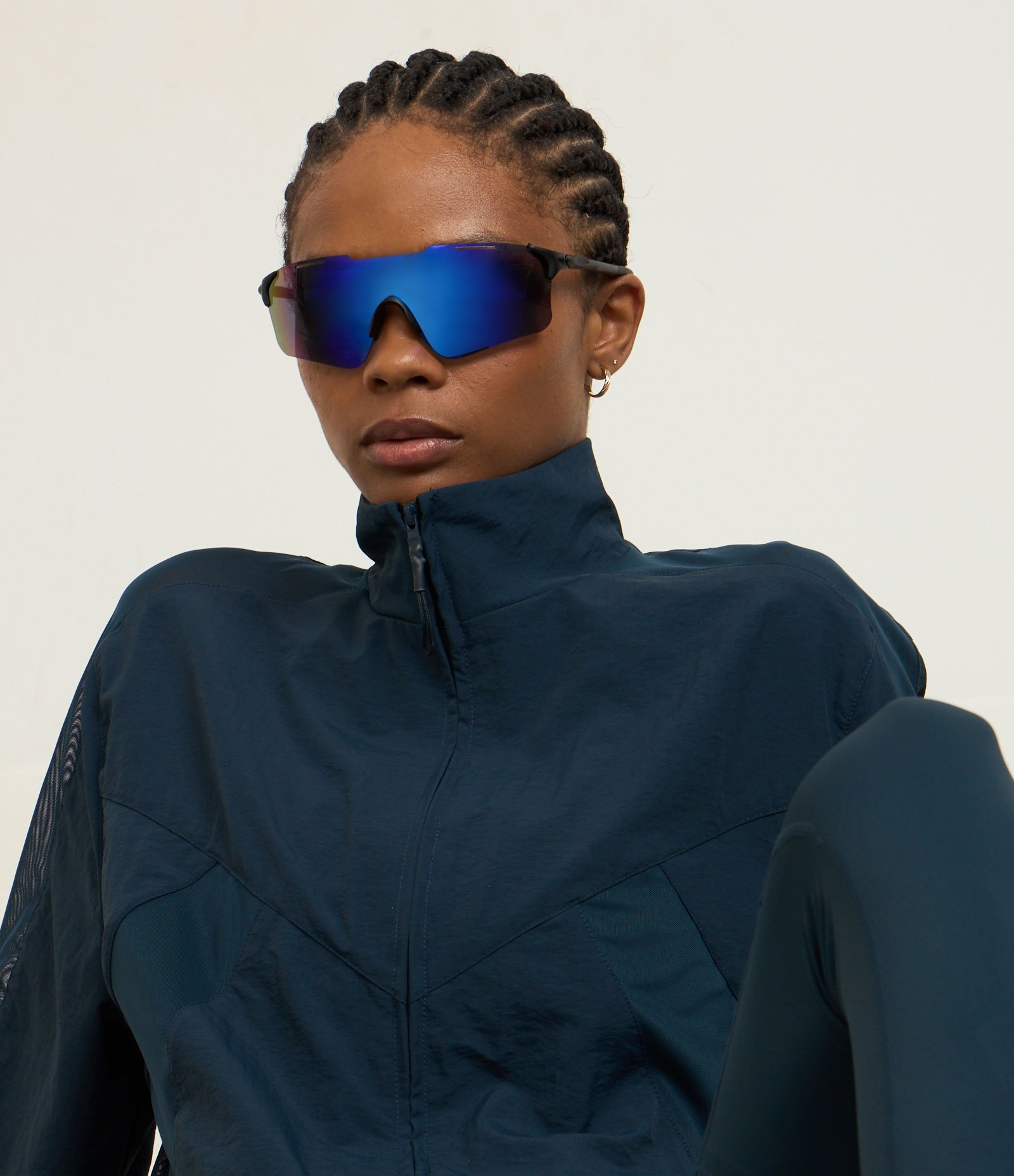 Jaqueta Corta Vendo Esportiva com Gola Alta e Recortes de Tule Azul 2