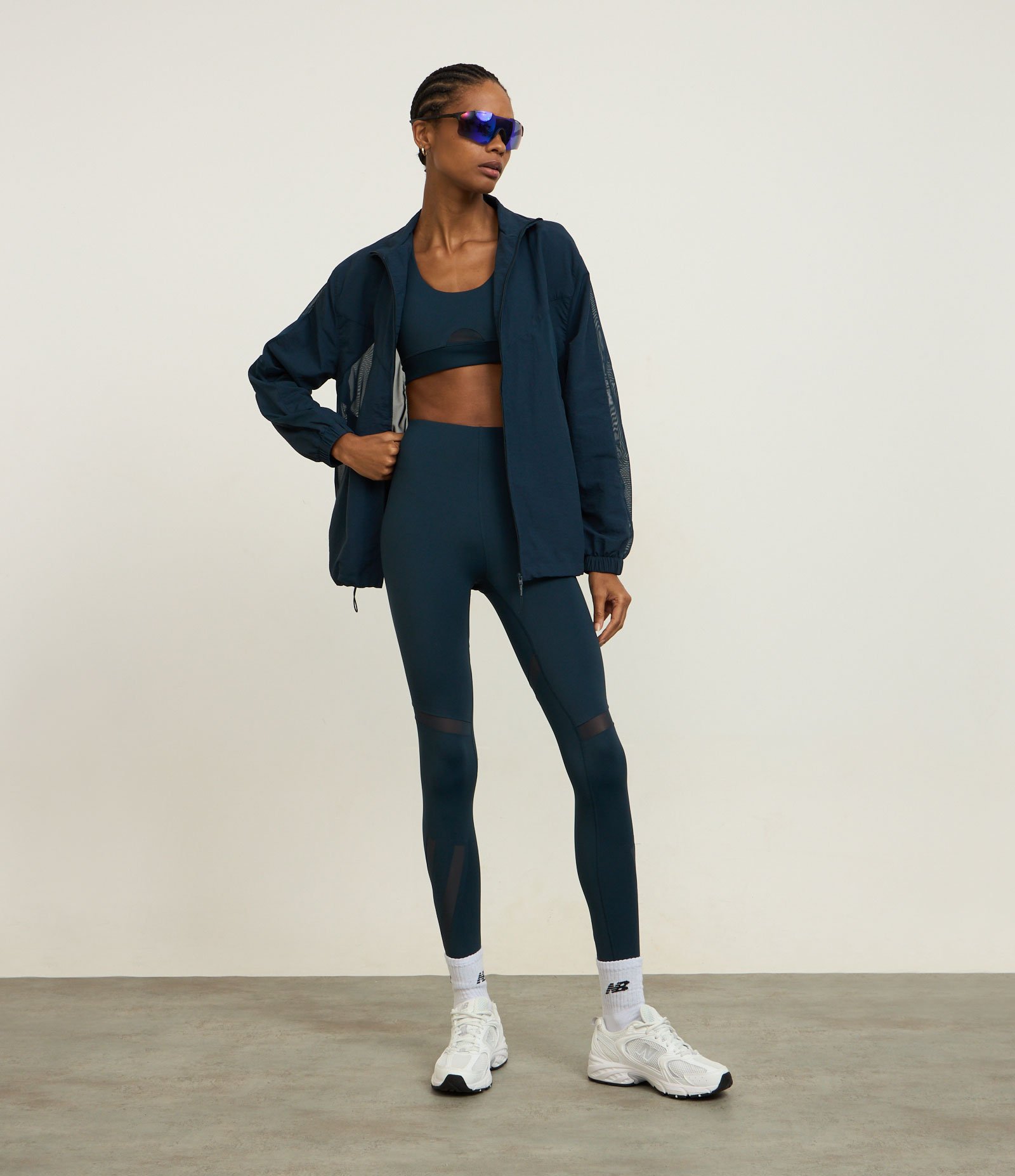 Jaqueta Corta Vendo Esportiva com Gola Alta e Recortes de Tule Azul 3