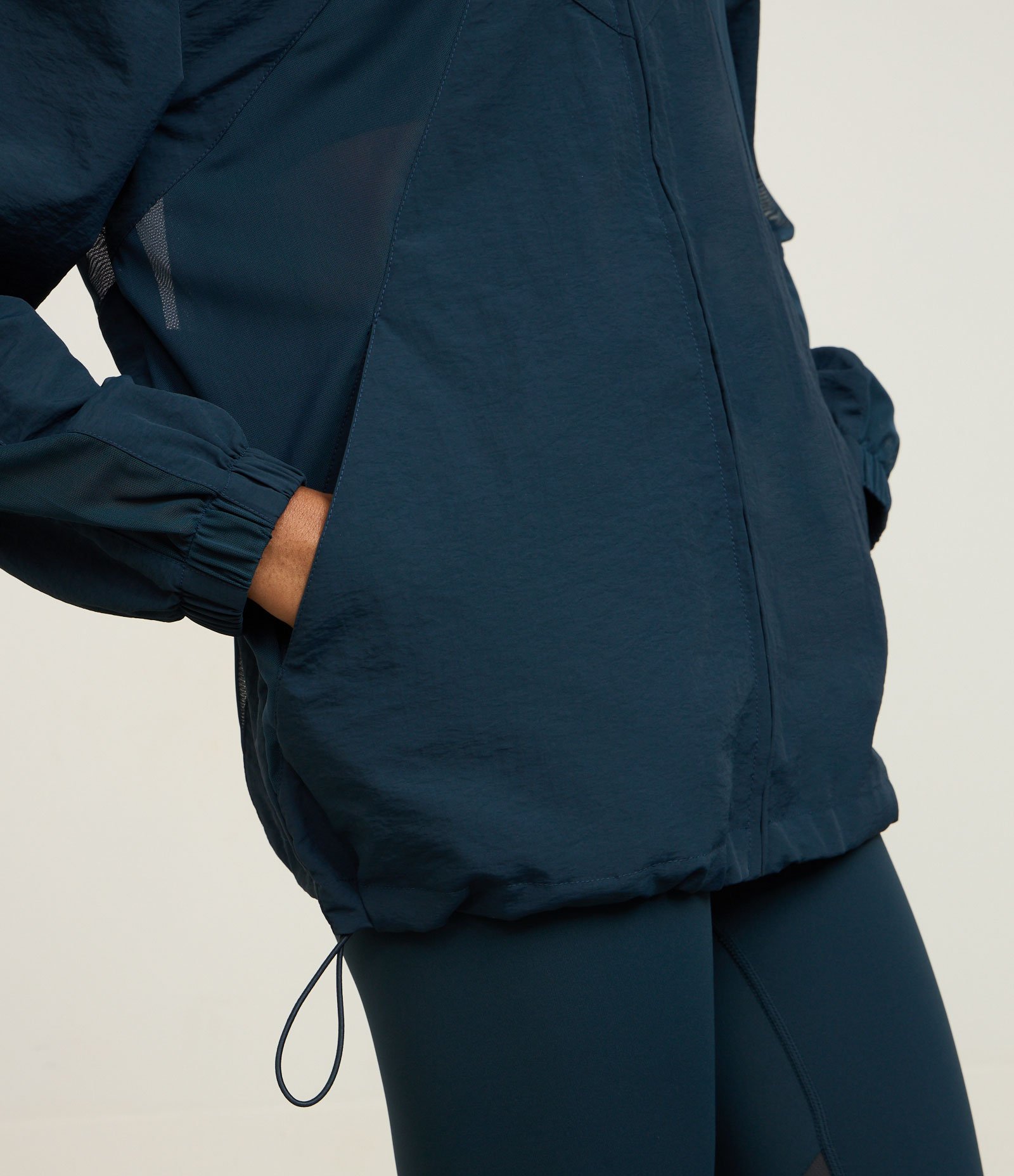 Jaqueta Corta Vendo Esportiva com Gola Alta e Recortes de Tule Azul 4