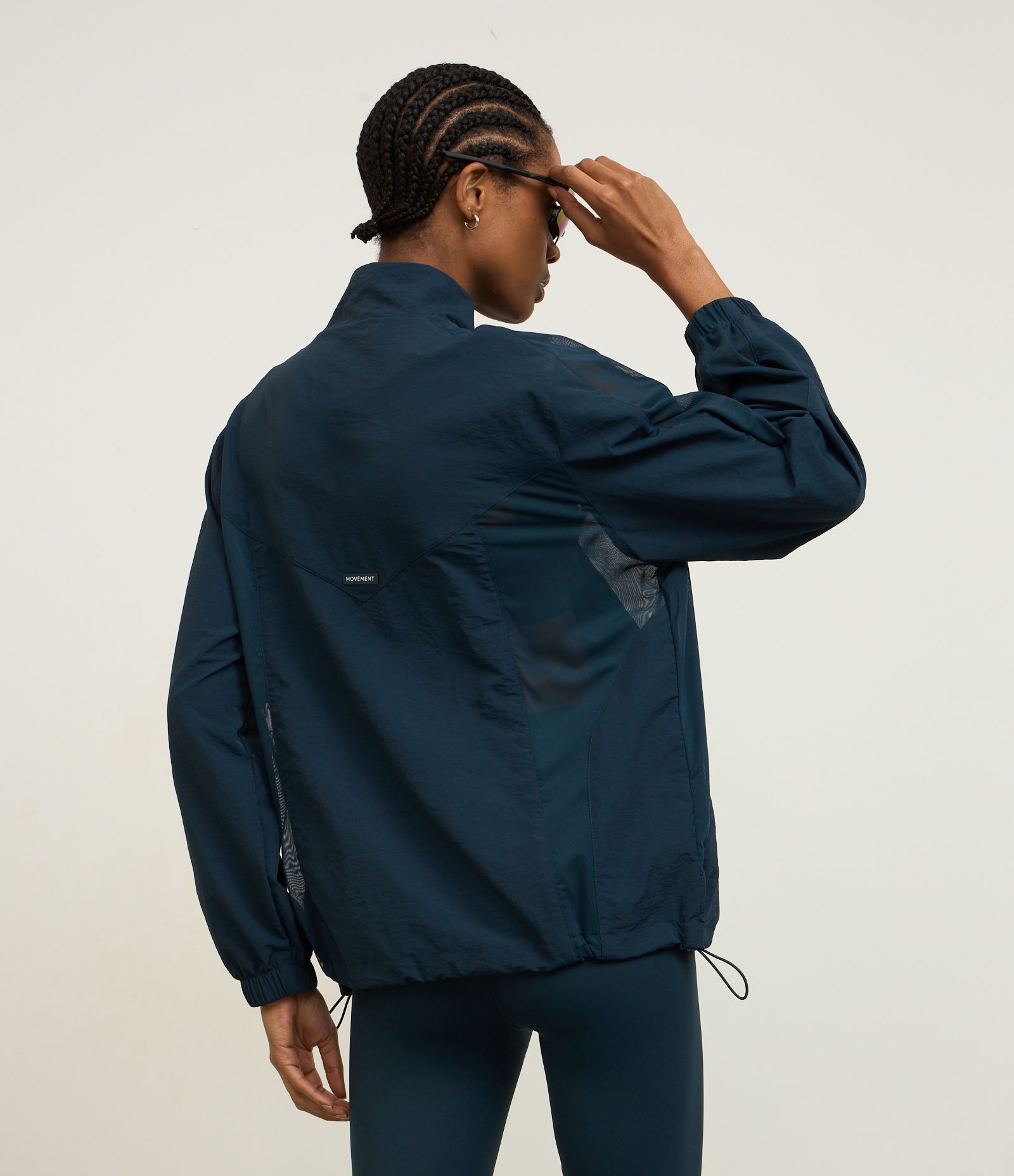 Jaqueta Corta Vendo Esportiva com Gola Alta e Recortes de Tule Azul 5