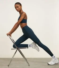 Calça Legging Esportiva em Microfibra com Recortes em Tela