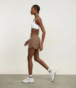 Short Runner Tecnológico com Detalhes Contrastantes