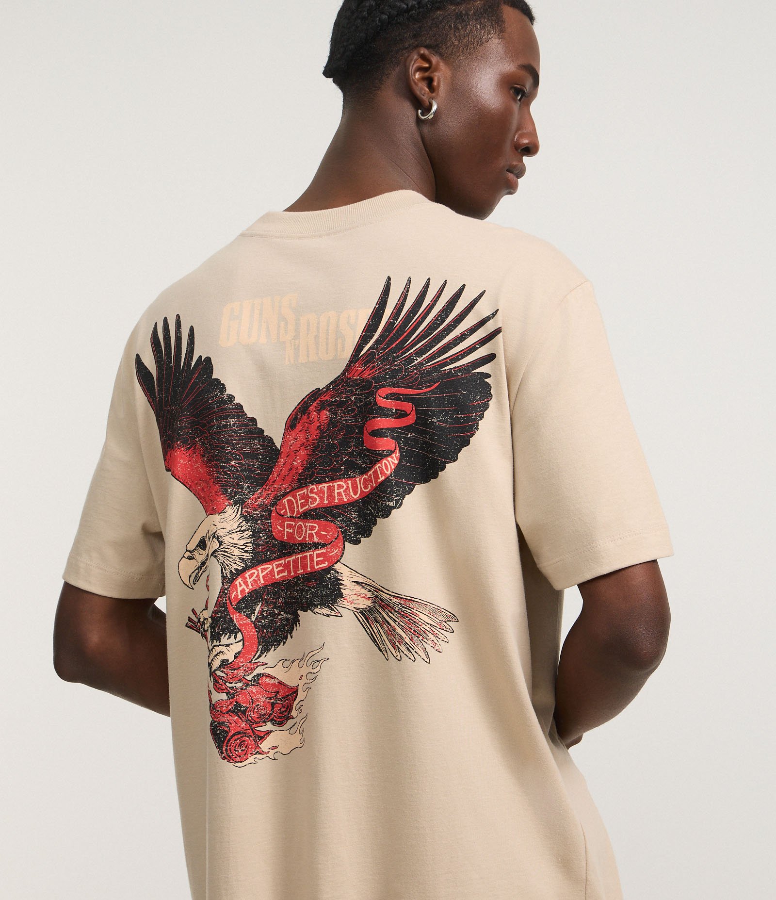 Camiseta Comfort em Algodão com Estampa de Águia com Flores Guns N' Roses Bege 1