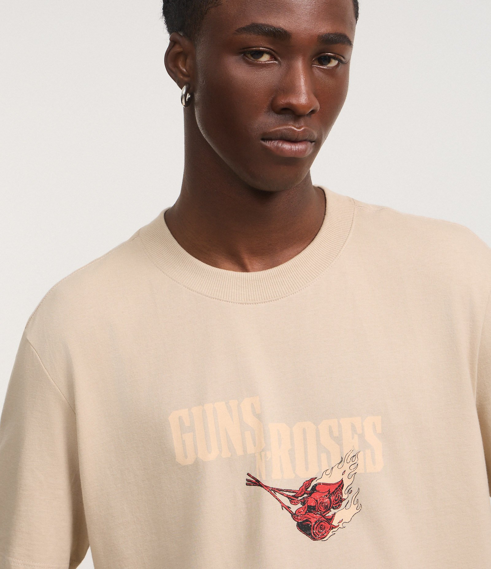 Camiseta Comfort em Algodão com Estampa de Águia com Flores Guns N' Roses Bege 6